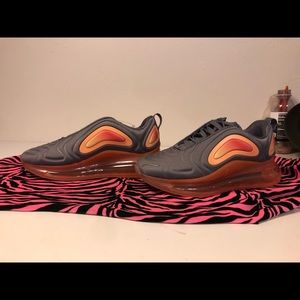 Air max 720 gunsmoke/fuel orange size 7y!<—